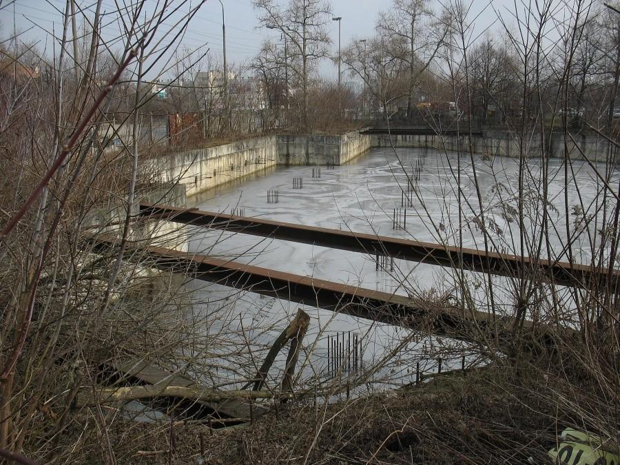 Basen na rogu Sobieskiego i Idzikowskiego