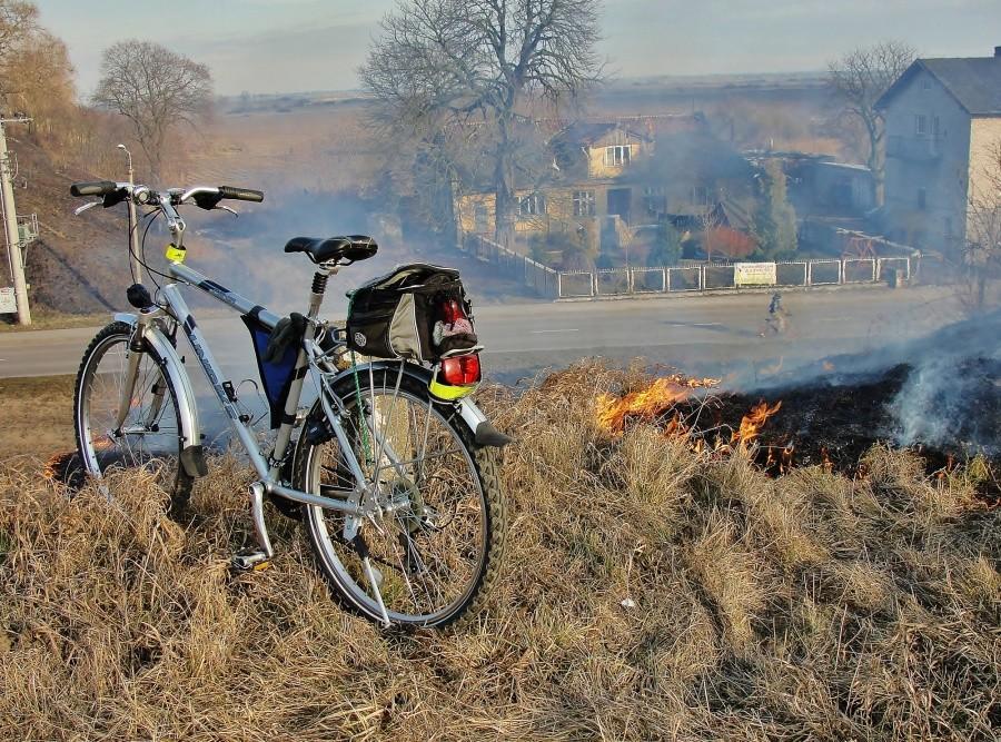 Zaczyna się wypalanie traw.