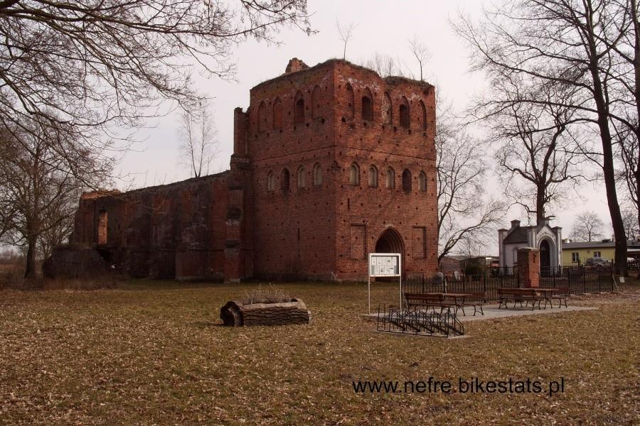Spalony kościół w Steblewie