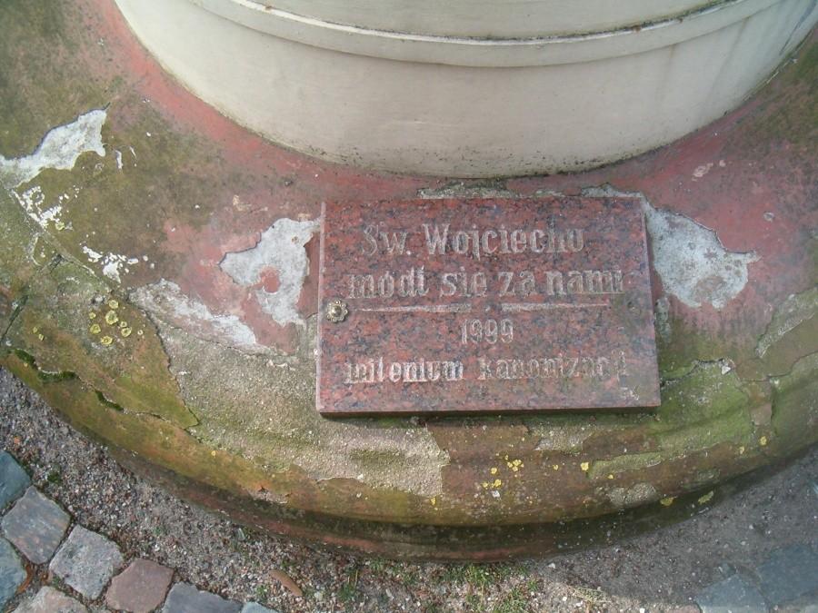09-03-2013. Sobotnia rowerówka. Tablica informacyjna o Św.Wojciechu przy kościele w Zblewie.