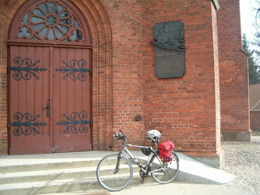 09-03-2013. Sobotnia rowerówka. Przed wejściem do kościoła w Zblewie.