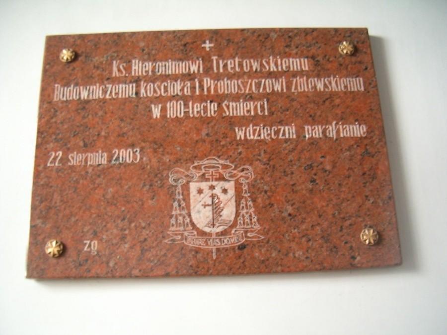 09-03-2013. Sobotnia rowerówka. Tablica pamiątkowa upamiętniająca 100 lecie śmierci budowniczego i Proboszcza Zblewskiego Ks.Hieronima Trętowskiego w kościele w Zblewie.