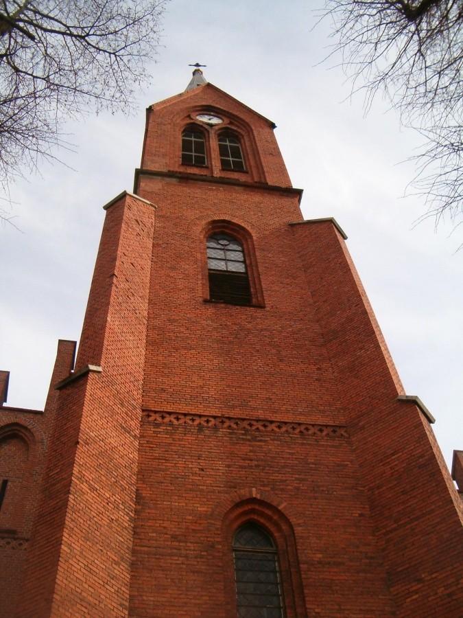 09-03-2013. Sobotnia rowerówka. Widok na wieżę kościoła w Zblewie.