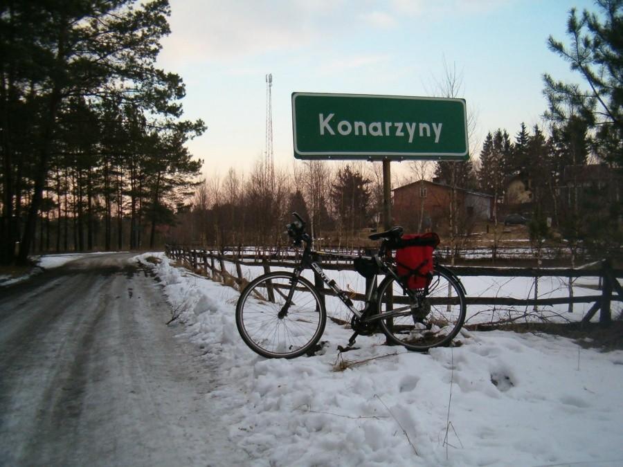 09-03-2013. Sobotnia rowerówka. Przy drodze, we wsi Konarzyny.
