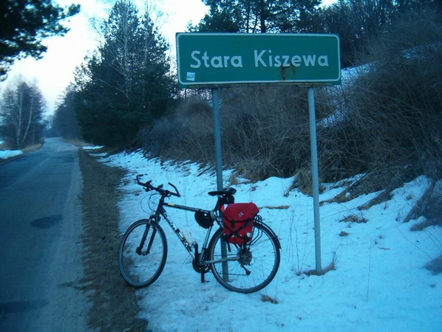 09-03-2013. Sobotnia rowerówka. Przy drodze, we wsi Stara Kiszewa.