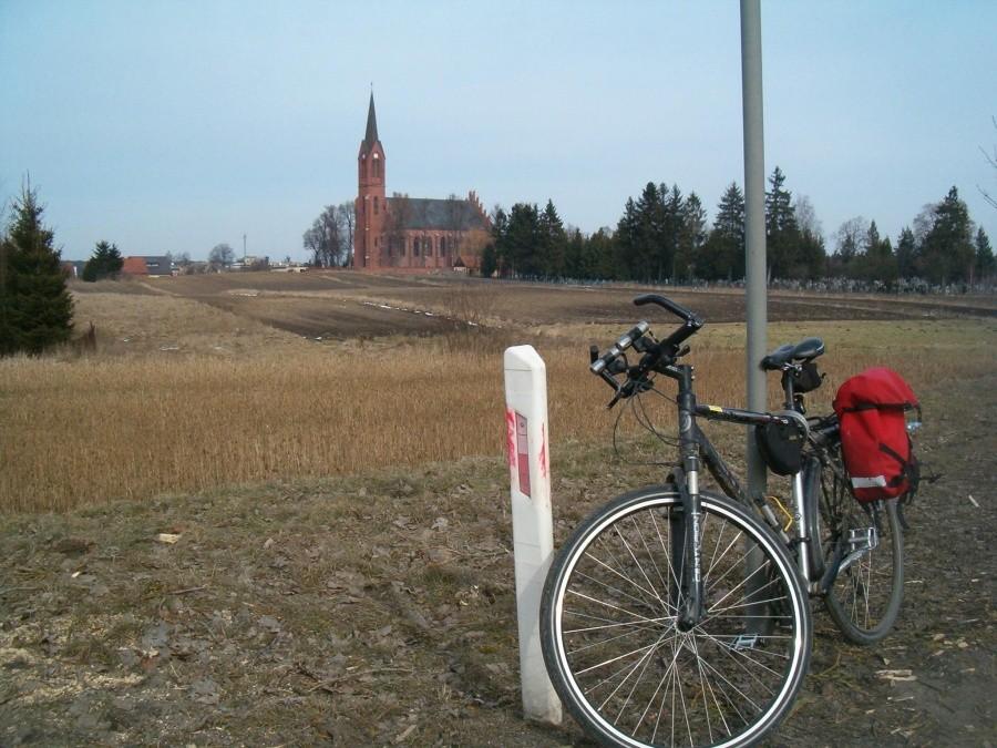 09-03-2013. Sobotnia rowerówka. Kościół w Zblewie, widok z drogi krajowej nr.22.