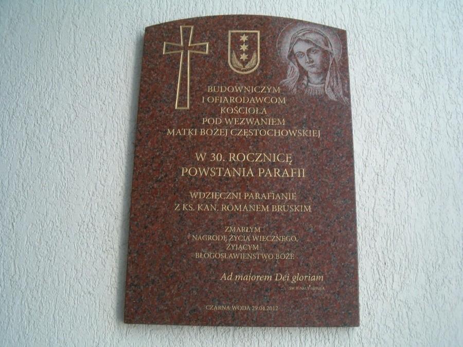 09-03-2013. Sobotnia rowerówka. Tablica pamiątkowa w kościele p.w.Matki Bożej Częstochowskiej w Czarnej Wodzie.