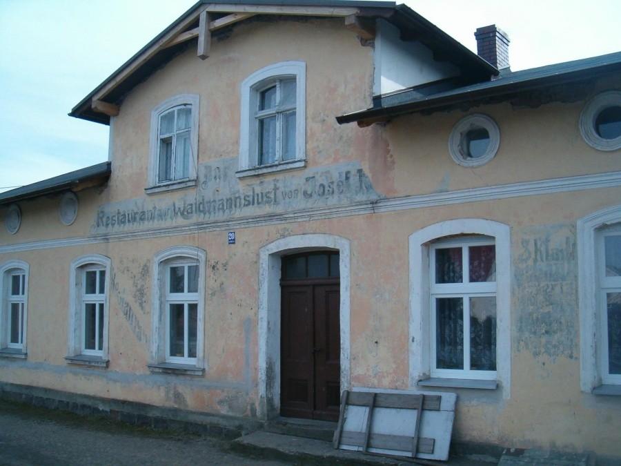 09-03-2013. Sobotnia rowerówka. Stary poniemiecki dom, widać że kiedyś była to niemiecka gospoda. Przy drodze DK.22. w Zblewie. Ujęcie boczne.