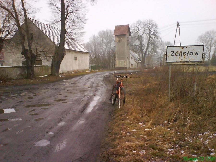 Wjazd jest asfaltowy, a to na zdjęciu to wyjazd do lasu i do nikąd