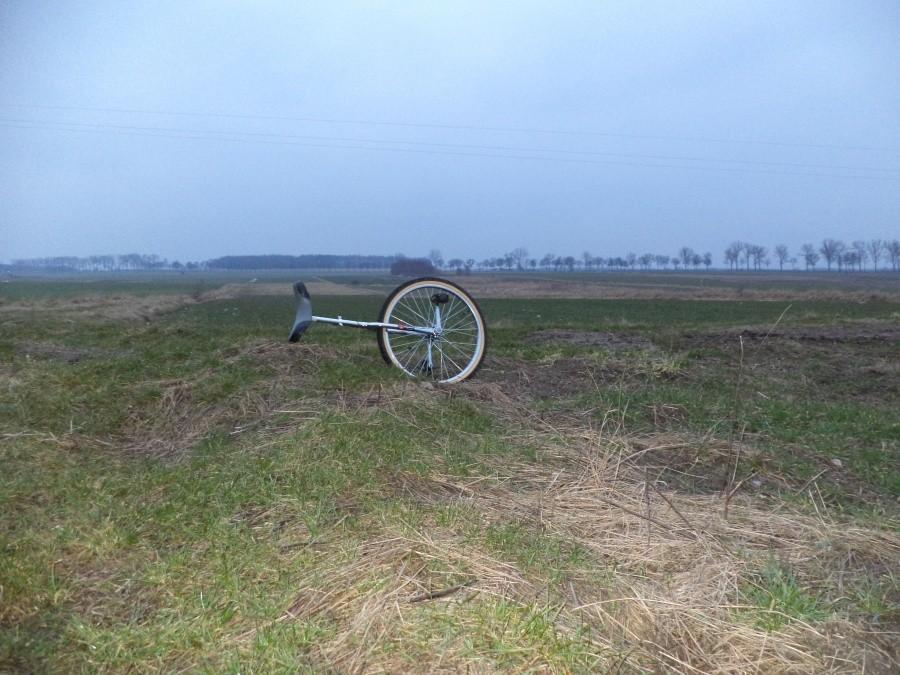 Miękka ziemia, nierówności, silny wiater - ciekawie się jechało..