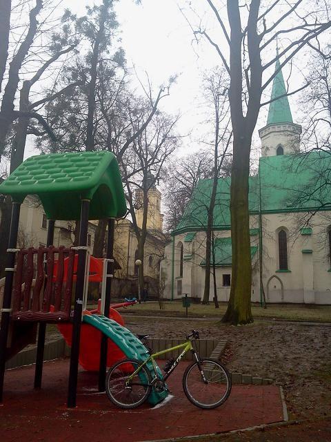 Park i dwa kościoły