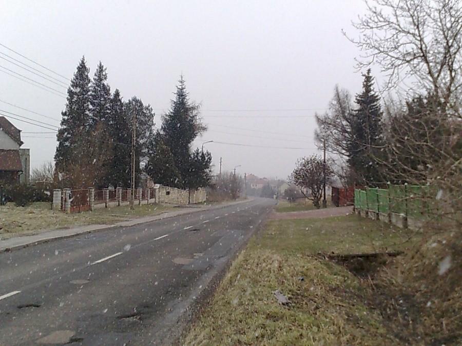 Droga z Pszowa do Zawady. Śnieg sypie coraz mocniej.