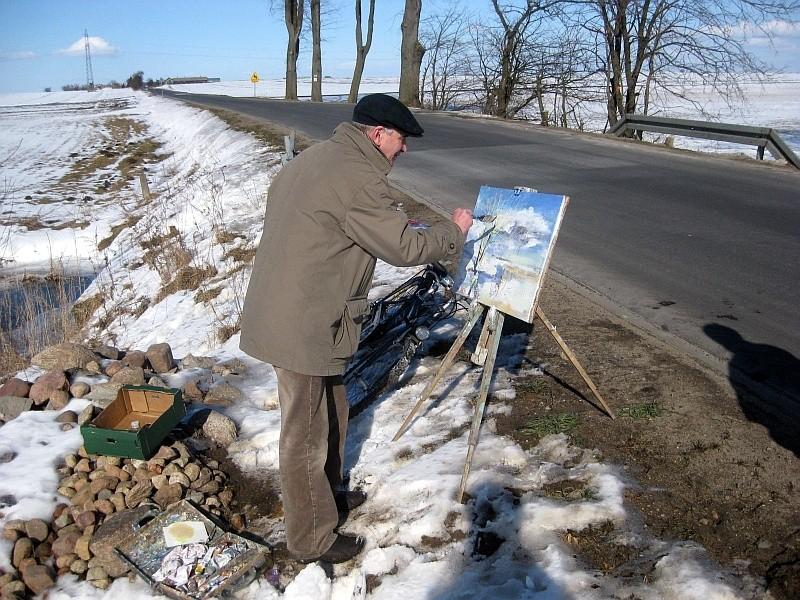 Ryszard Białek maluje pejzaż we wsi Główna