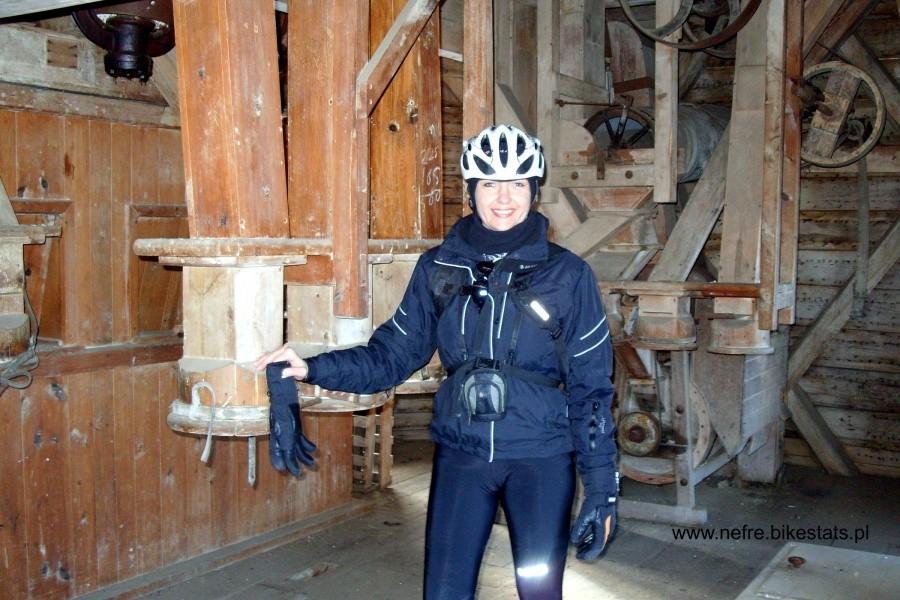 Wewnątrz zachowane niektóre urządzenia młynarskie - wiatrak w Palczewie