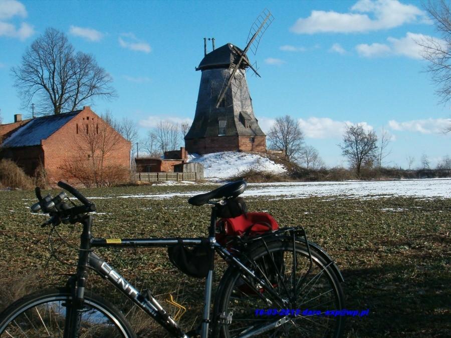 16-03-2013. Sobotnia rowerówka. Widok na piękny zabytkowy wiatrak we wsi Palczewo.