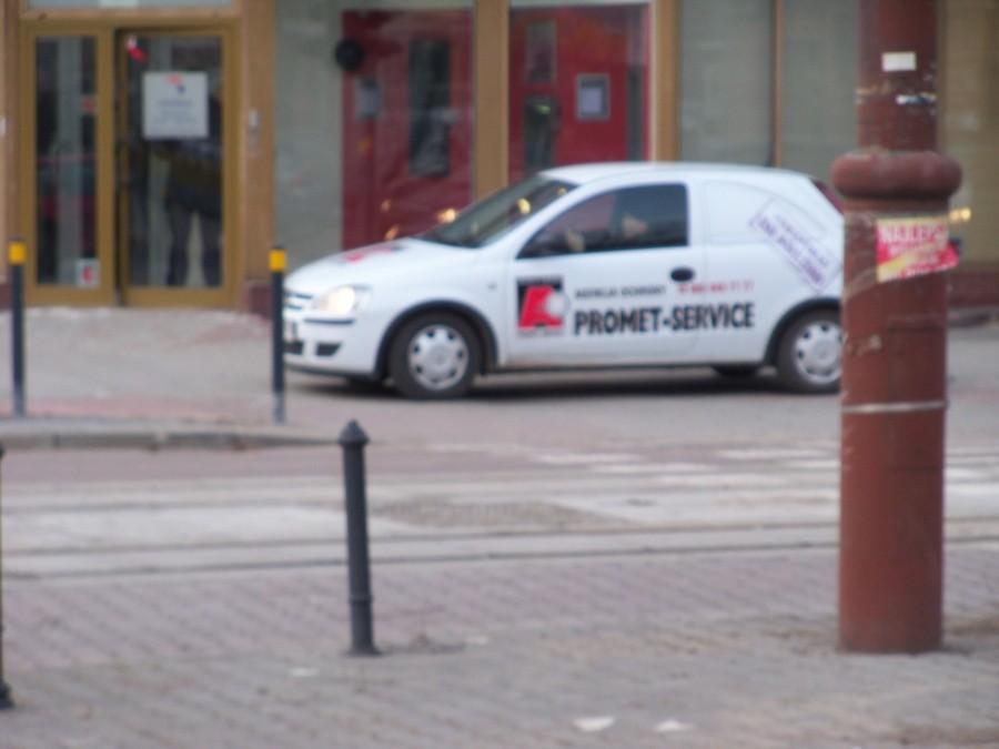 SAMOCHODOWA BLOKADA CHODNIKA