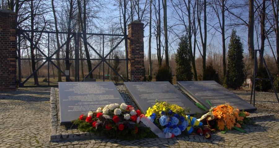 Pomnik przed bramą obozu niemieckiego, a może rosyjskiego....