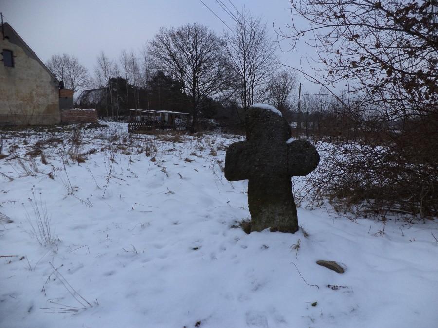 Krzyż pokutny pod kościołem