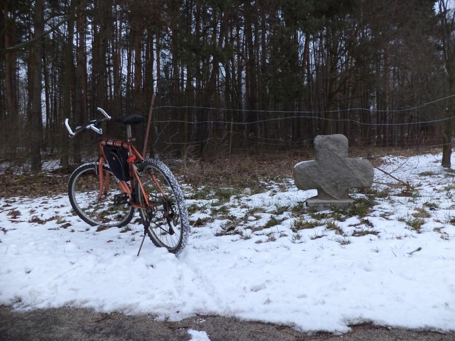 Drugi krzyż pokutny, przy wiejskiej drodze