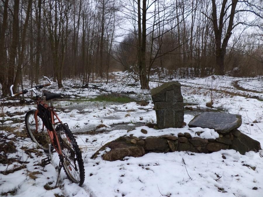 Na terenie wsi, przy "głównej" wiejskiej drodze, choć dzielnica bagienna i mroczna