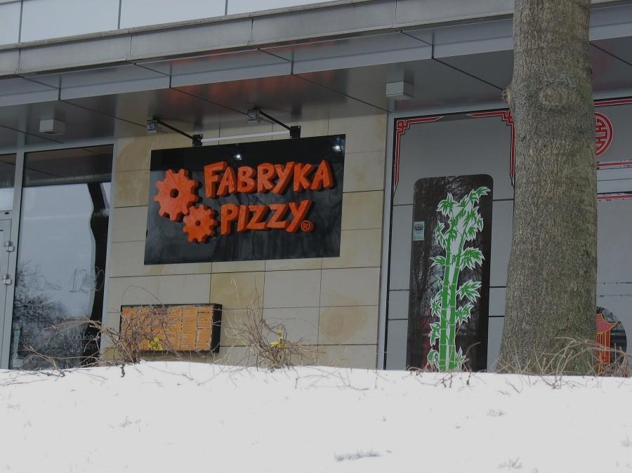 Pizza z taśmy fabrycznej