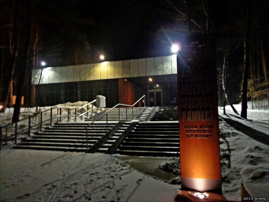 Cmentarz Palmiry Nocą. Zimą. W śniegu.