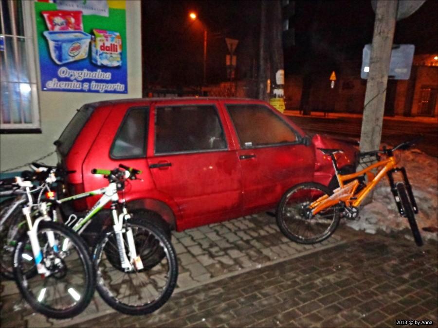 Zrobił nam za stojak na rowery w czasie pamiątkowego zdjęcia ;]