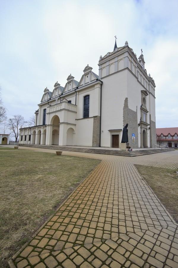 Pałacowa fasada kościoła w Okulicach