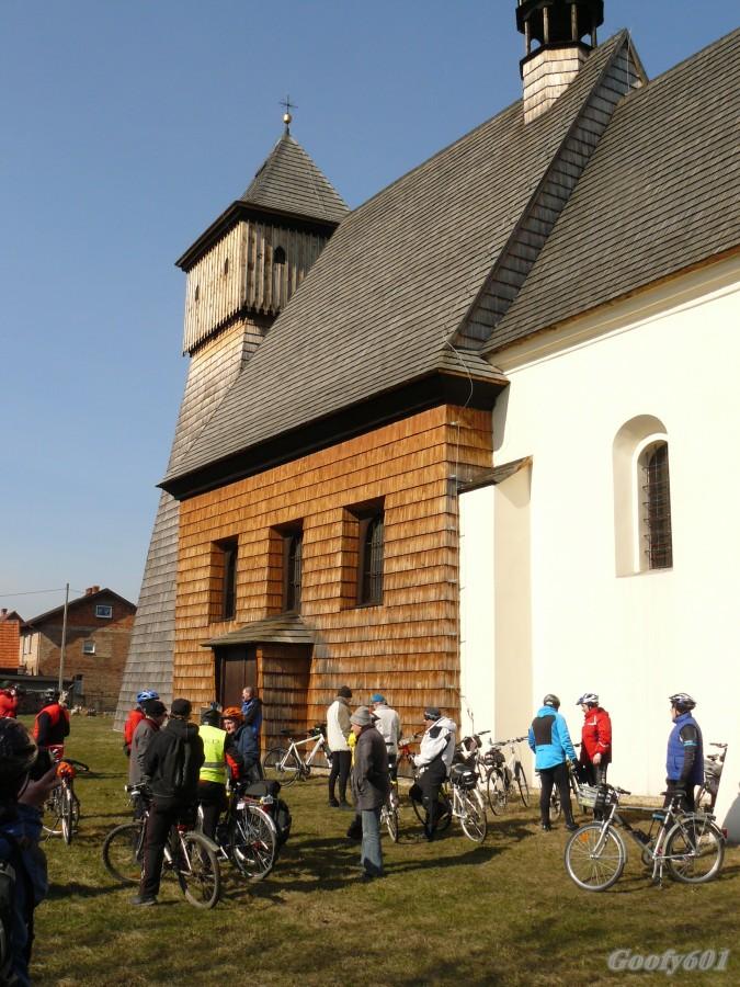 Przerwa pod kościołem w Ostropie.