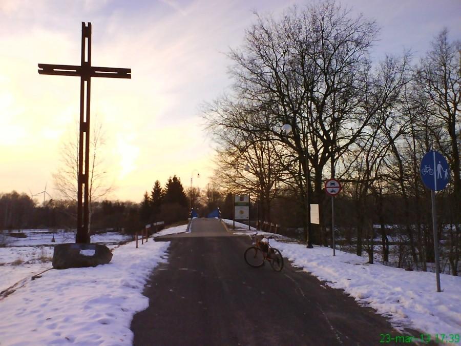 Pieńsk (PL) - Deschka (NRD). Na lewo od polskiego krzyża widać niemieckie wiatraki. ;)