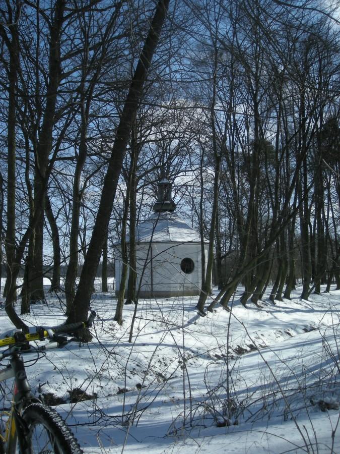 Kapliczka na wyspie w Skrzydlowie