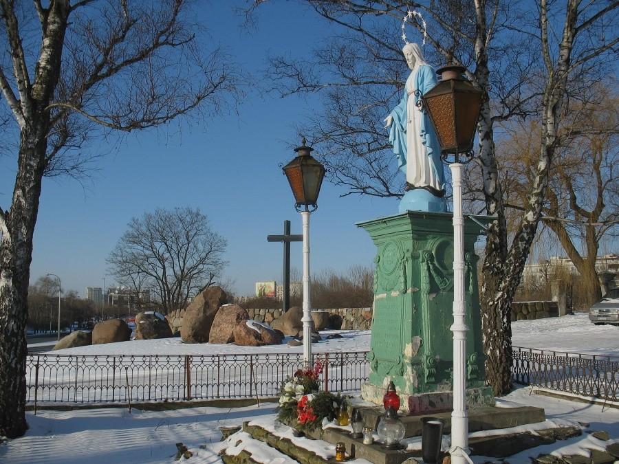 Figura MB przed kościołem św. Katarzyny