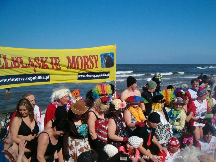24.03.2013. Plaża w Stegnie. Elbląskie Morsy tuż przed wejściem do wody.