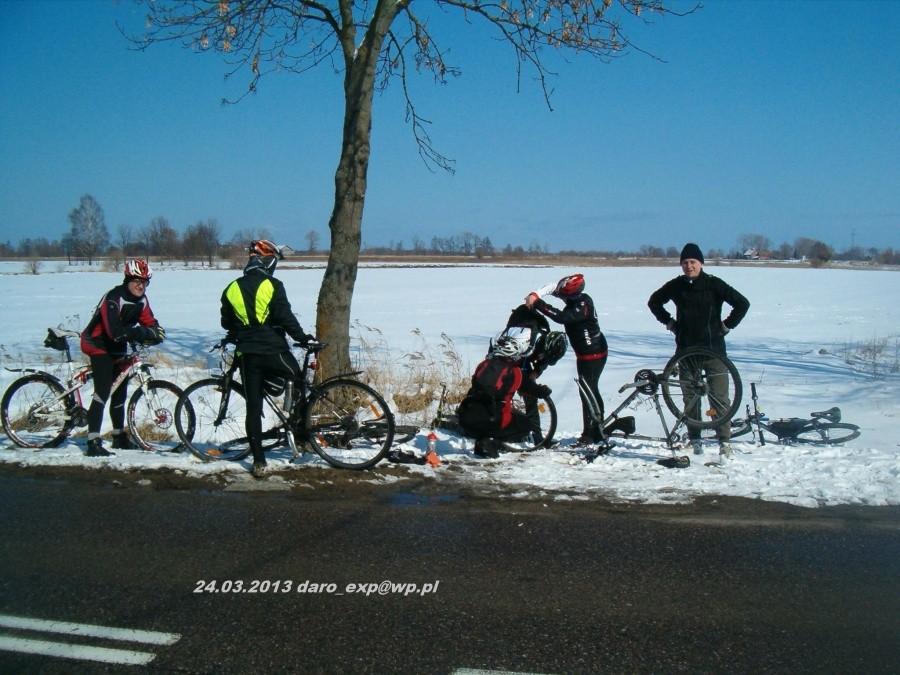 24.03.2013. Niedzielna Stegna. Grupa elbląskich rowerzystów na przymusowym postoju, uswanie awarii roweru.