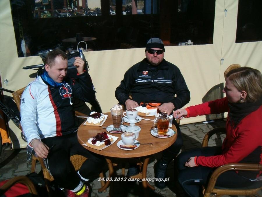 24.03.2013. Niedzielna Stegna. Cukiernia przy plaży. Piotr, Artur i Ania przy stoliku ze słodkościami.