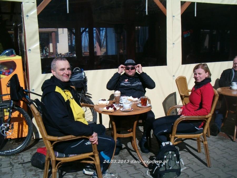 24.03.2013. Niedzielna Stegna. Cukiernia przy plaży w Stegnie. Darek, Artur i Ania przy stoliku ze słodkościami.