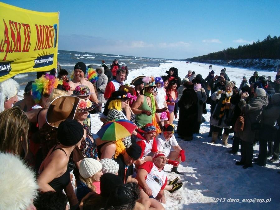 24.03.2013. Niedzielna Stegna. Elbląskie Morsy na wspólnym zdjęciu. Jak widać humory dopisywały i pogoda też. Plaża w Stegnie.
