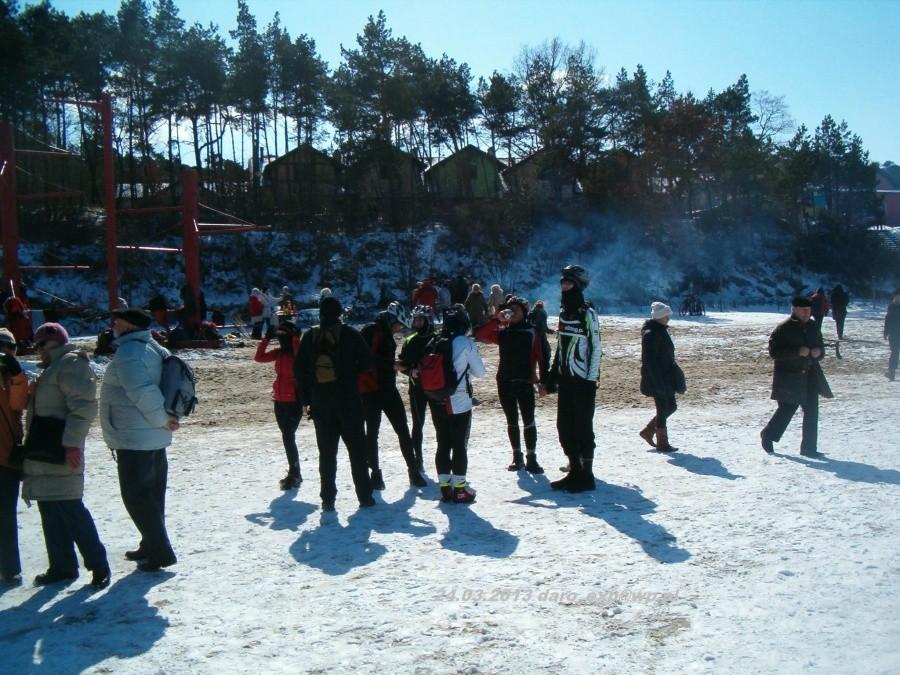 24.03.2013. Niedzielna Stegna. Grupka elbląskich rowerzystów na plaży.
