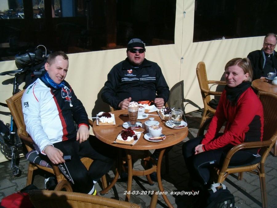 24.03.2013. Niedzielna Stegna. Cukiernia przy plaży w Stegnie. Piotr, Artur i Ania przy stoliku ze słodkościami, inne ujęcie foto.