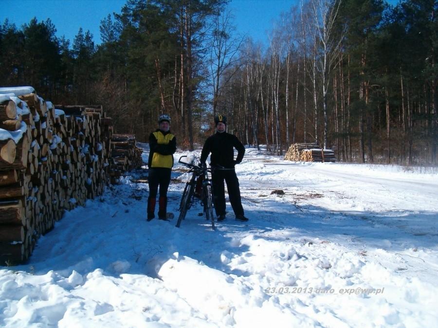 23.03.2013. Sobotnia rowerówka. Wspólne foto przy składowiskach drewna przy drodze leśnej.