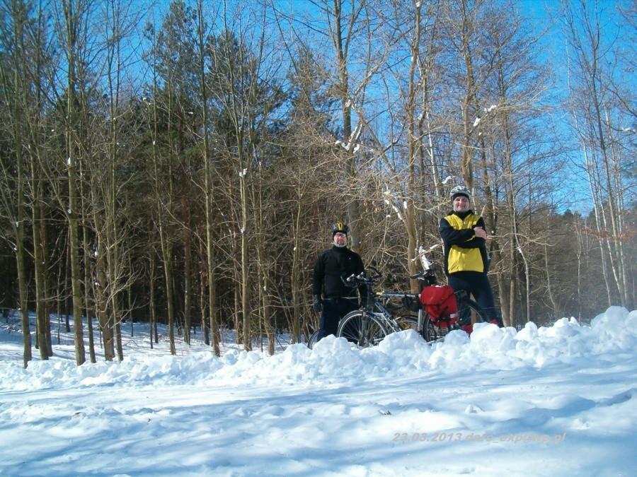 23.03.2013. Sobotnia rowerówka po leśnych wertepach. Wspólne foto przy drodze leśnej do Liniewka. Jak widać śniegu w lasach było pod dostatkiem.