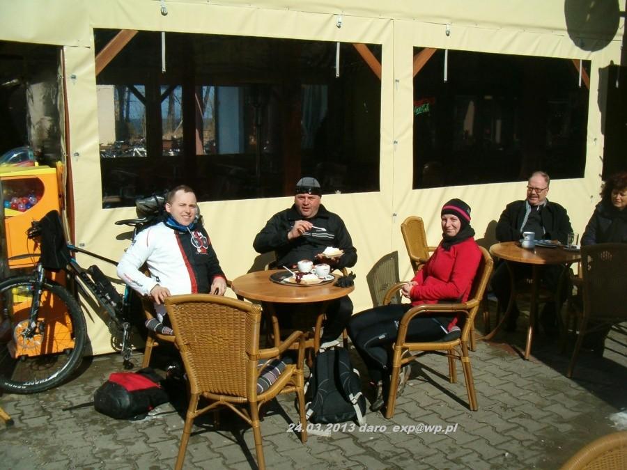 24.03.2013. Niedzielna Stegna. Artur już pałaszuje słodkości, od lewej siedzi Piotr, z prawej Ania. W oczekiwaniu na dostawę resztę słodkości cukierni przy plaży w Stegnie.
