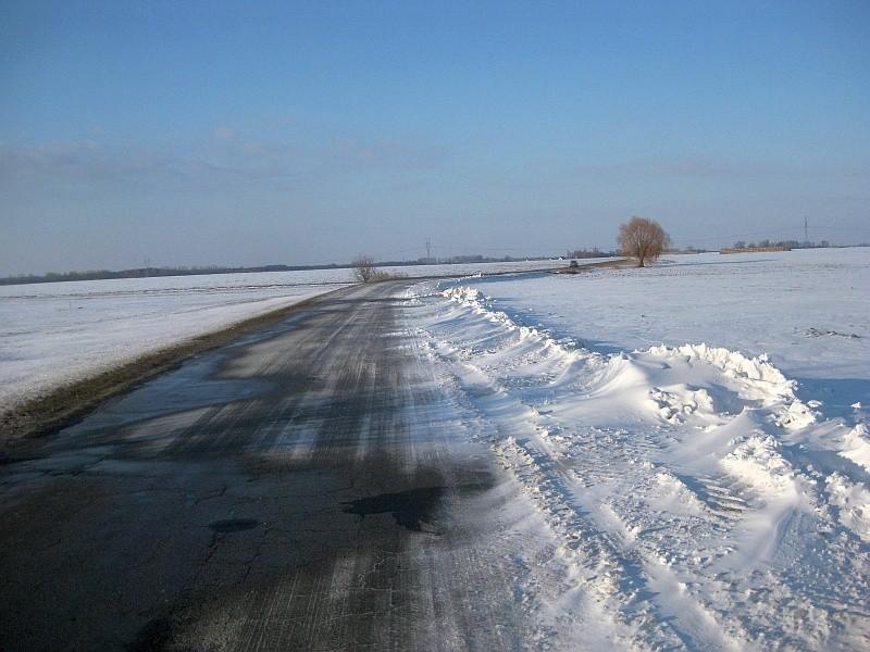 droga z Sarbinowa do Bskupic lekko śniegiem zawiana