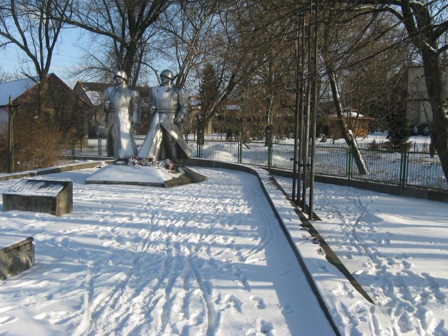 Pomnik Żołnierzy w Łośniu