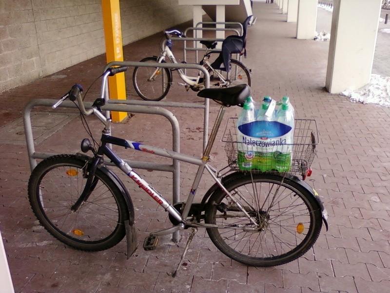 Parking rowerowy przed Manufakturą