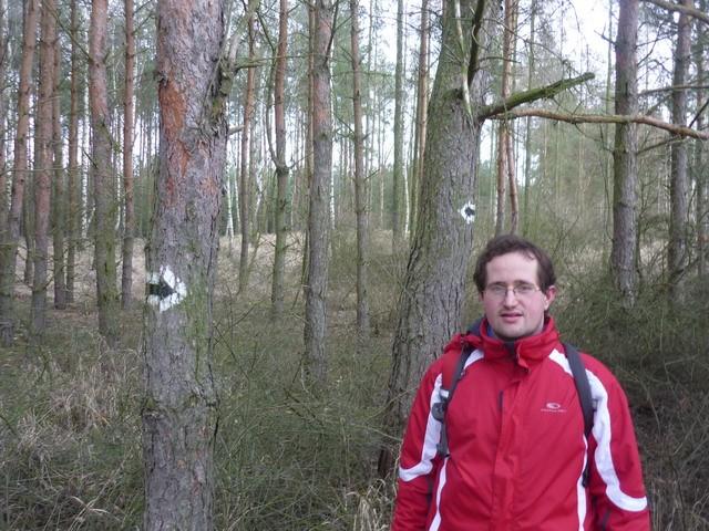 Kajetan na tle "ciekawego" oznakowania szlaku