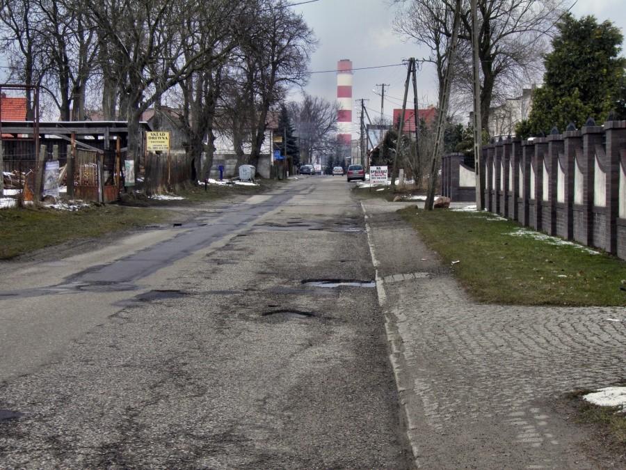 Dziurawa droga przez podszczecińską miejscowość Ustowo.