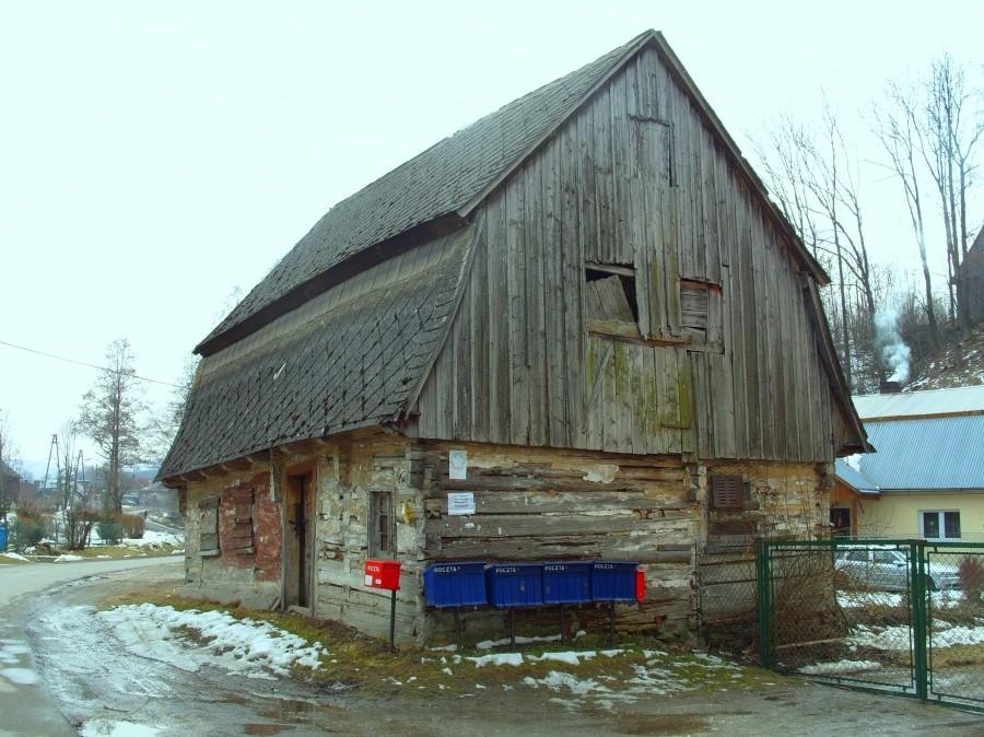 Stary Waliszów i chatka jak to Ryjek mówi trzeba strzelić zdjęcie póki jeszcze stoi. Myślę że stoi bo skrzynki ją podpierają ;)..
