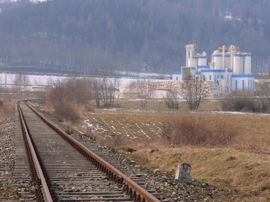 W oddali kamieniołomy a my w drugą stronę i nie po szynach bo opony trzeba by było ściągać ;).