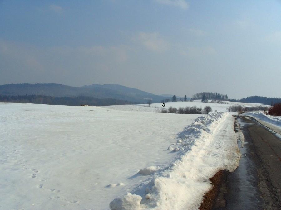 Widok od strony Podzamka na Czarną Górę a ta strzałeczka w oddali to ;).